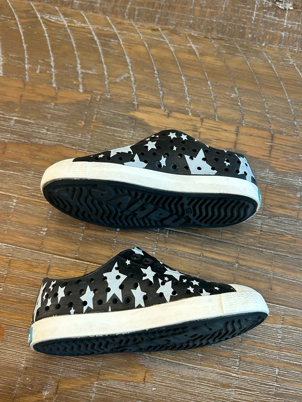 Native black star print water shoes kids 8